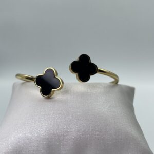 Brazalete y aros con flores negras.